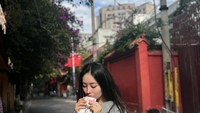 Sebelum ulang tahun, pemain serial Anak Jalanan ini sempat liburan ke Kunming di Yunnan, China. Ia coba jajanan kaki lima di sana. Foto: Instagram @natashawilona12
