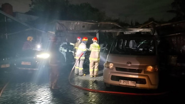 Kebakaran Car Wash Hanguskan 4 Mobil di Depok Diduga Akibat Korsleting