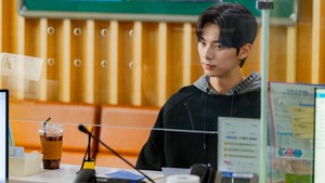 Lee Chae Min memerankan Jonathan di drama Korea Cashero. Dia adalah anggota organisasi kriminal yang menargetkan para superhero. (Foto: dok. Netflix)