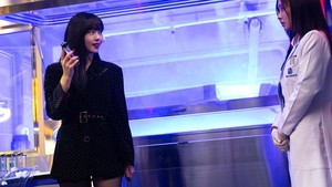 Kang Han Na kembali dengan peran yang bengis dan aura percaya diri. (Foto: dok. Netflix)