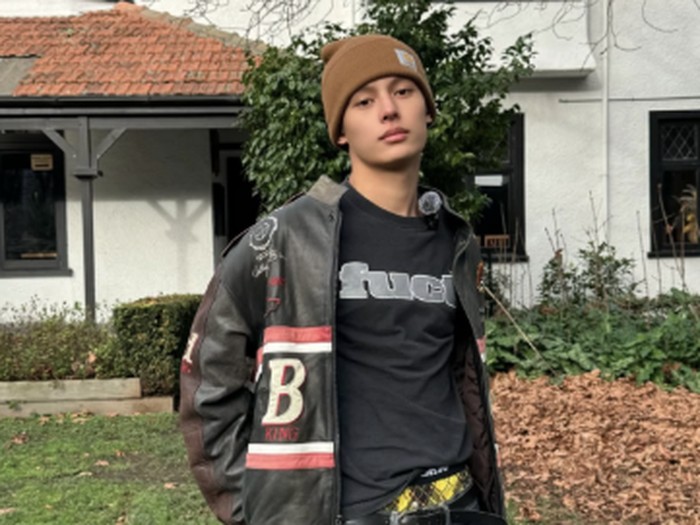 CORTIS mempopulerkan tren sagging pants pada 2025.