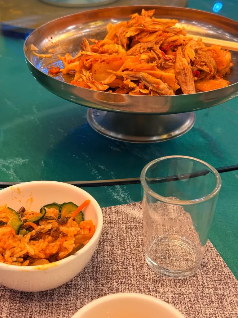 Deg-degan! Turis Ini Bongkar Pengalaman Makan di Restoran Korea Utara Deg-degan! Turis Ini Bongkar Pengalaman Makan di Restoran Korea Utara