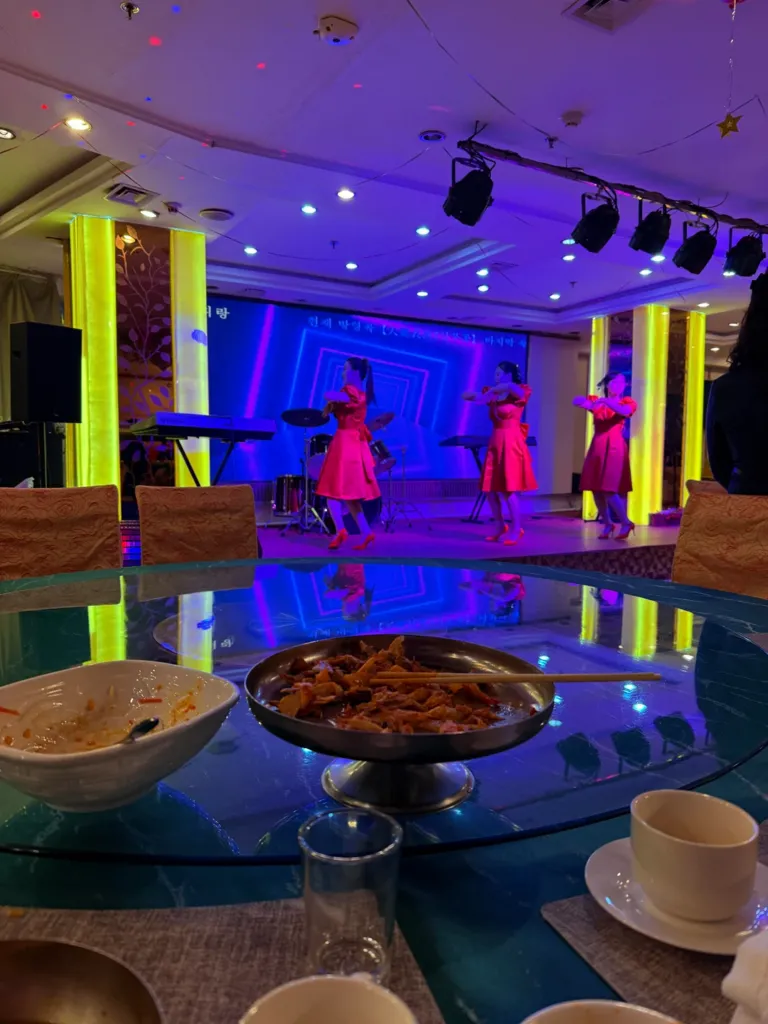 Deg-degan! Turis Ini Bongkar Pengalaman Makan di Restoran Korea Utara Deg-degan! Turis Ini Bongkar Pengalaman Makan di Restoran Korea Utara