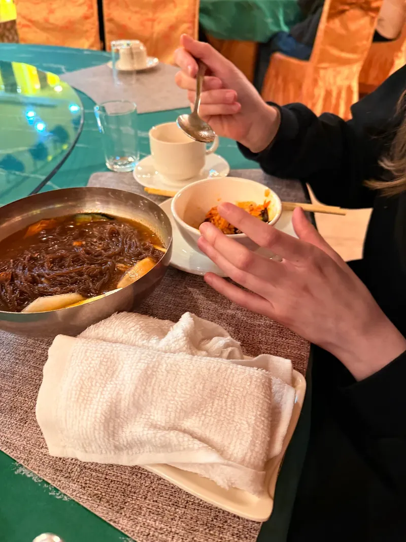 Deg-degan! Turis Ini Bongkar Pengalaman Makan di Restoran Korea Utara Deg-degan! Turis Ini Bongkar Pengalaman Makan di Restoran Korea Utara