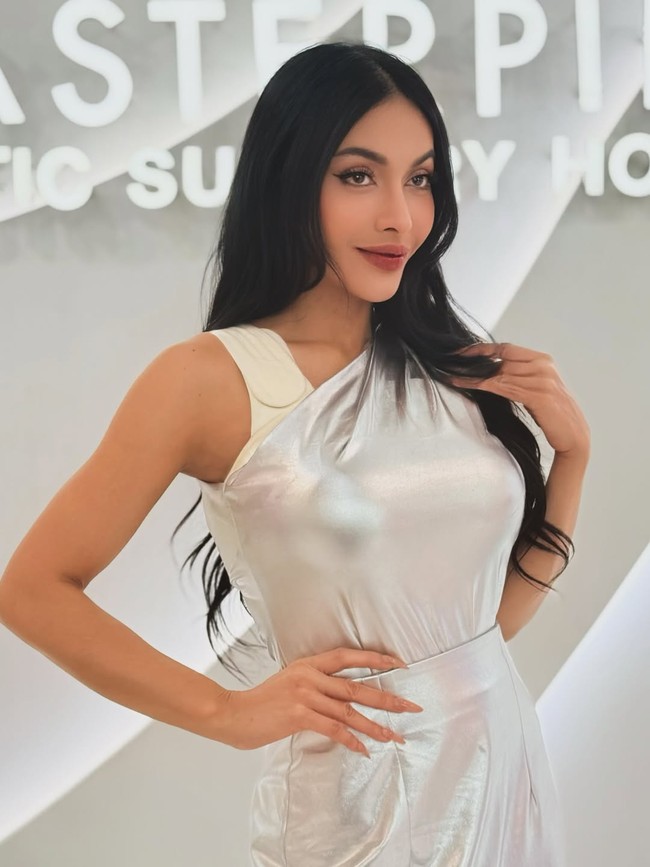 Penyanyi Denada secara terbuka mengungkapkan telah menjalani operasi payudara di Bangkok, Thailand pada akhir November 2025. Ia mengatakan prosedur ini sebagai bagian dari transformasi tubuhnya untuk merasa lebih percaya diri dan menyempurnakan penampilan setelah serangkaian operasi estetika yang pernah ia lakukan. Foto: Instagram @denadaindonesia