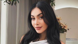 Kemarin aku berusaha untuk menceritakan diri aku sendiri, habis aku rhino, tapi juga mewakili karena aku lagi ada di satu acara kebetulan aku lihat mereka datang dengan perjuangan-perjuangan mereka. Ada ibu yang datang di situ berani kompetisi untuk anak berobat, ada anak yang berjuang untuk orang tuanya, ada istri yang lagi berjuang untuk suaminya yang sedang sakit. Dari situlah aku terinspirasi buat Gotaki, supaya menyemangati orang-orang dalam perjuangan itu, ungkap Denada. Foto: Instagram @denadaindonesia