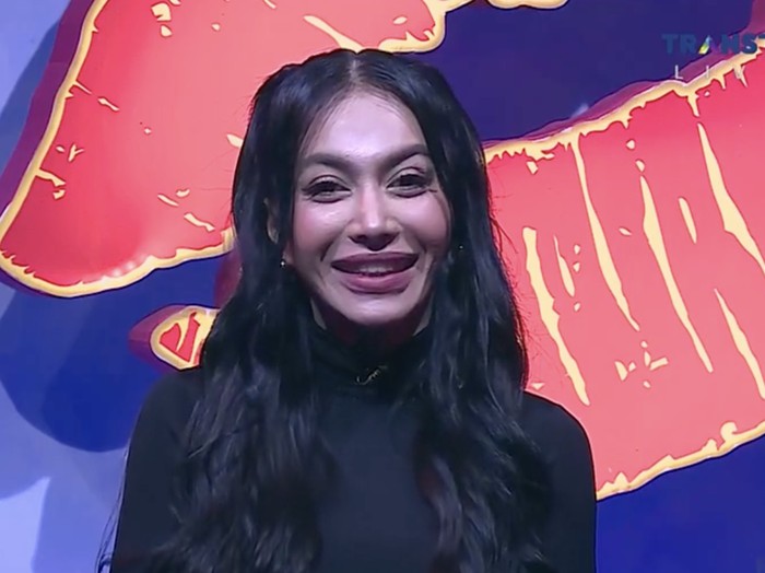 Ekspresi Denada saat disebut operasi plastik terus, seperti orang krisis identitas,