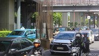 Proyek monorel Jakarta yang dimulai pada 2004 terhenti akibat kendala pendanaan, menyisakan tiang-tiang di median jalan dan sisi trotoar.  