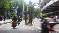 Deretan tiang monorel mangkrak masih berdiri di Jalan HR Rasuna Said, Kuningan, Jakarta Selatan, kemarin. Pemandangan ini menjadi peninggalan proyek transportasi yang tak pernah beroperasi.