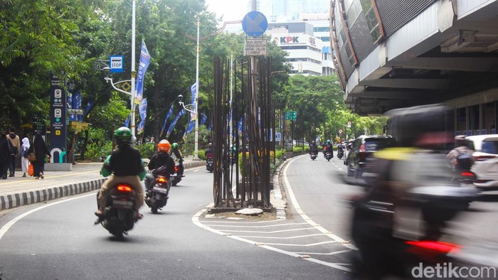 Pemprov DKI Jakarta akan membongkar tiang monorel mangkrak di Rasuna Said dan Asia Afrika. Proyek lama itu segera diganti pelebaran jalan dan jalur pedestrian, Rabu (17/12/2025).