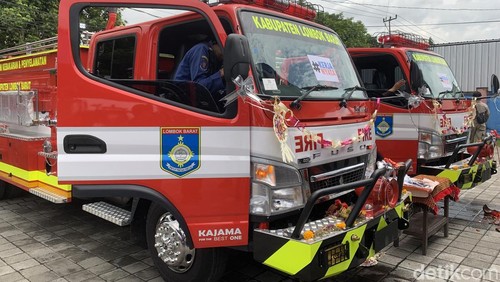 Dinas Pemadam Kebakaran (Disdamkar) Lombok Barat membeli dua mobil damkar baru dengan harga Rp 3,2 miliar. (Foto: M Zahiruddin/detikBali)