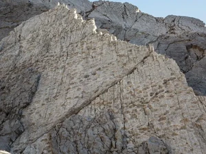 Misteri Jejak Dinosaurus di Tebing Batu Italia