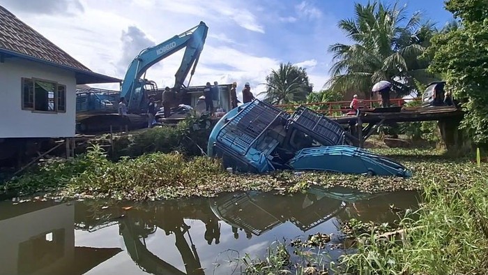 Excavator yang Jatuh di Jembatan Penghubung Desa di Ogan Ilir Belum Dievakuasi