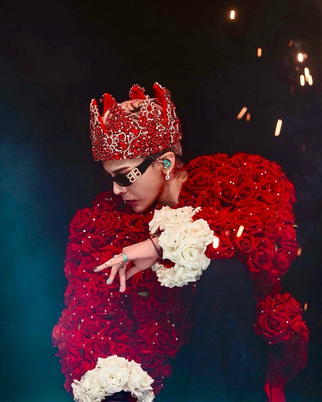 “King of KPop” alias G-Dragon mencatat rekor dengan jumlah kerja sama brand terbanyak yakni 30. Ia merupakan global ambassador Chanel, yang juga menjadi model iklan untuk BMW, Samsung, PUBG, hingga iPhone 17 Pro. Foto: Instagram