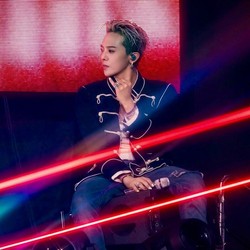 Ketahuan Pacaran, Staf Tur G-Dragon Dapat Hadiah Emas Batangan