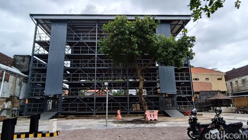 Gedung parkir motor dengan sistem lift di Pantai Bangsal, Sanur, Bali telah mencapai 95 persen pada Rabu (17/12/2025). (Ni Made Lastri Karsiani Putri-detikBali)