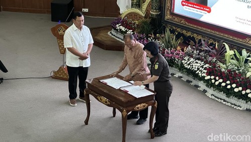 Gubernur Bali Wayan Koster dan Kajati Bali Chatarina Muliana meneken MoU pidana kerja sosial di Gedung Wiswa Sabha Utama, Denpasar, Rabu (17/12/2025).