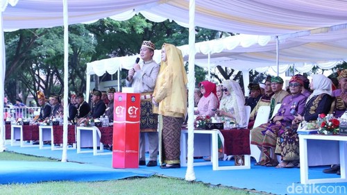Gubernur NTB Lalu Muhamad Iqbal memimpin apel peringatan HUT ke-67 NTB di lapangan Institut Pemerintahan Dalam Negeri (IPDN) Praya, Lombok Tengah, Rabu (17/12/2025).