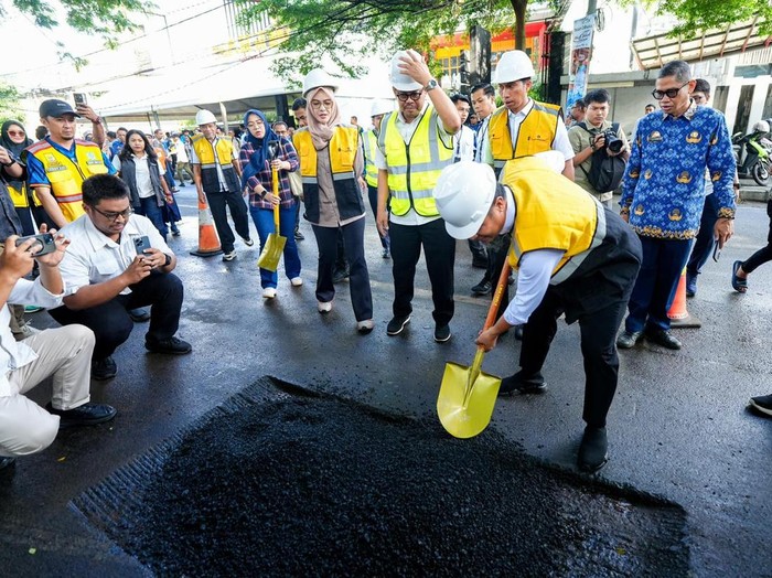 Gubernur Sulsel Andi Sudirman Sulaiman groundbreaking perbaikan Jalan Hertasning Makassar.
