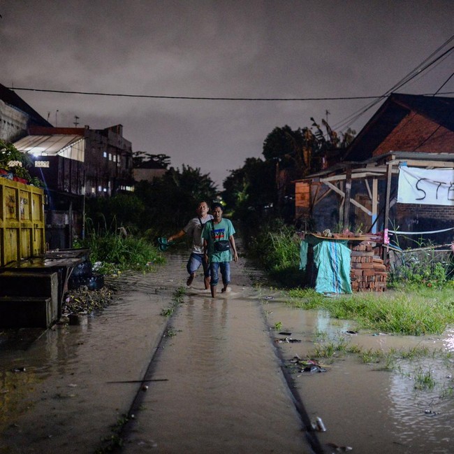 Hujan Tak Henti, Banjir Rendam Permukiman dan Jalur Kereta di Cilegon