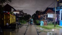 Selain permukiman, banjir juga merendam jalur kereta api barang yang melintas di kawasan tersebut. Sejumlah warga tampak melintasi rel yang terendam air untuk mencapai lokasi yang lebih aman, meski kondisi genangan cukup membahayakan. ANTARA FOTO/Muhammad Bagus Khoirunas