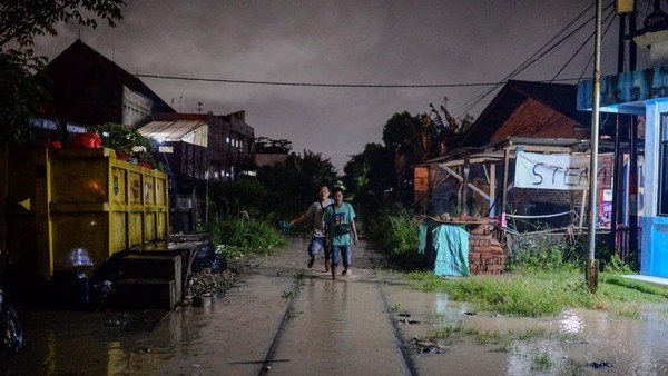 Hujan Tak Henti, Banjir Rendam Permukiman dan Jalur Kereta di Cilegon