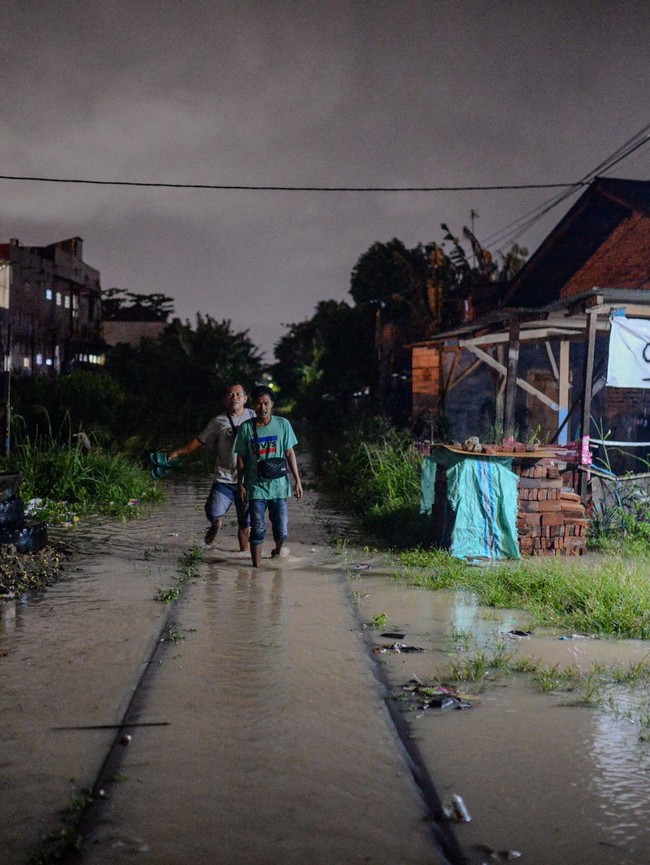 Hujan Tak Henti, Banjir Rendam Permukiman dan Jalur Kereta di Cilegon