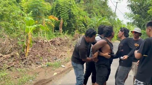 IKS alias B, pegawai kontrak Dispar Klungkung, ditangkap polisi di Jalan Raya Lembongan-Jungutbatu, Desa Jungutbatu, Kecamatan Nusa Penida, Klungkung, Selasa (16/12/2025) akibat penyalahgunaan sabu. (Dok. Polsek Nusa Penida)