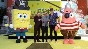 Tom Kenny (tengah), Bill Fagerbakke sebagai pengisi suara Patrick Star (kanan), dan Mark Hamill sebegai pengisi suara karakter pendukung dalam film tersebut (kiri) berpose di antara karakter SpongeBob SquarePants dan Patrick Star dalam seremoni tersebut. Momen ini menandai kolaborasi para pengisi suara dan bintang pendukung dalam perayaan perilisan film tersebut. REUTERS/Mario Anzuoni  