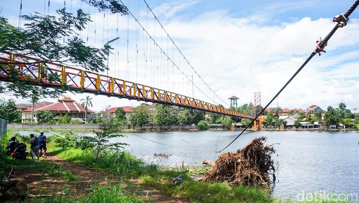 Jembatan Juara di Taman Alun-alun dan Hutan Kota Wilayah Barat (Albar), Bojongsari, Depok, ditutup sementara setelah salah satu dudukan tali sling penyangga amblas, Rabu (17/12/2025).