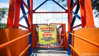 Jembatan Juara di Taman Alun-alun dan Hutan Kota Wilayah Barat (Albar), Bojongsari, Depok, ditutup sementara setelah salah satu dudukan tali sling penyangga amblas, Rabu (17/12/2025).