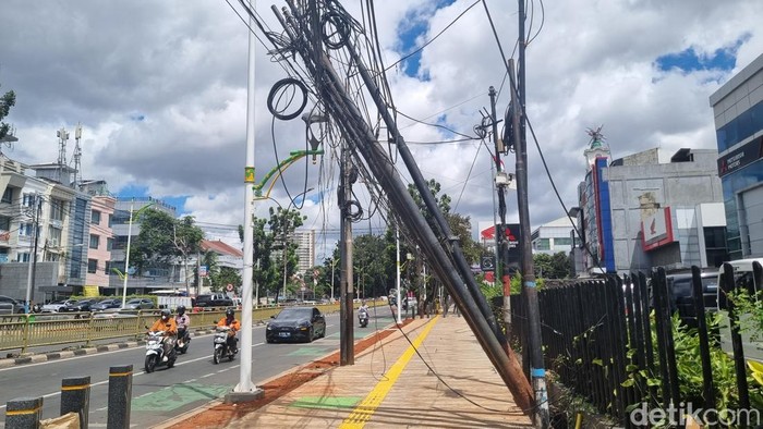 Kabel Menjuntai hingga Tiang Miring di Tebet Jaksel, Warga Khawatir