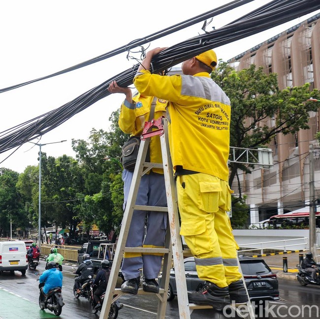 Kabel Menjuntai di Jalan Soepomo Dirapikan, Trotoar Tebet Kembali Nyaman