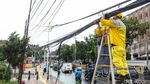 Kabel Menjuntai di Jalan Soepomo Dirapikan, Trotoar Tebet Kembali Nyaman