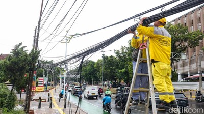 Kabel Menjuntai di Jalan Soepomo Dirapikan, Trotoar Tebet Kembali Nyaman