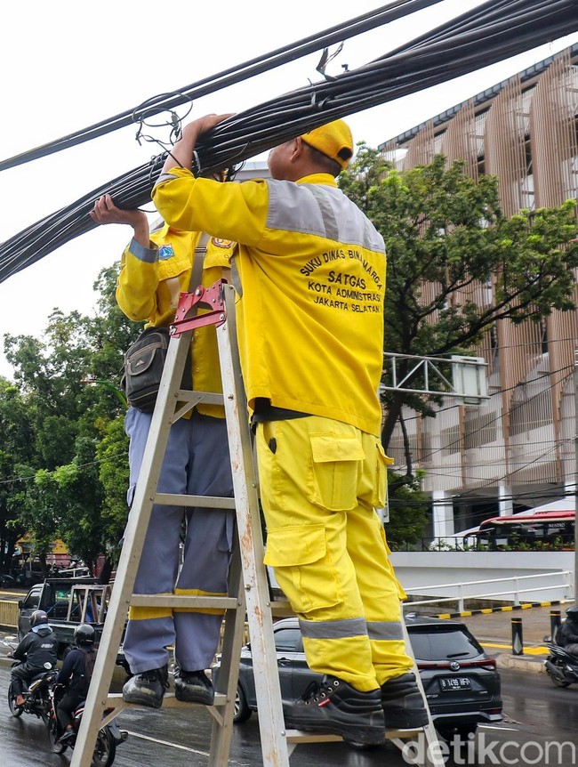 Kabel Menjuntai di Jalan Soepomo Dirapikan, Trotoar Tebet Kembali Nyaman