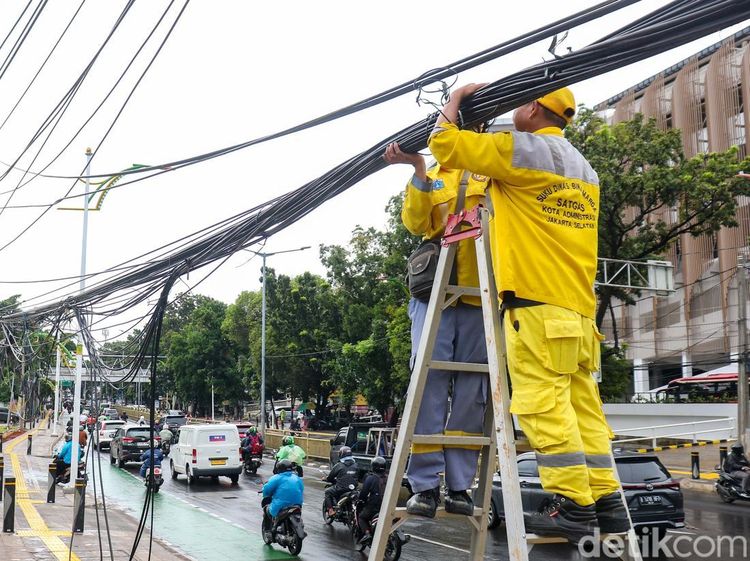 Kabel Menjuntai di Jalan Soepomo Dirapikan, Trotoar Tebet Kembali Nyaman