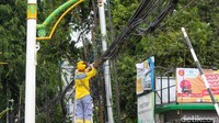 Proses penataan kabel dilakukan dengan memastikan posisi kabel berada pada ketinggian aman serta tidak menjuntai di jalur pejalan kaki.