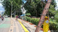 Sejumlah kabel utilitas dirapikan dan diikat pada tiang agar tidak lagi menghalangi aktivitas pejalan kaki di kawasan Tebet, Jakarta Selatan.