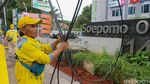 Kabel Menjuntai di Jalan Soepomo Dirapikan, Trotoar Tebet Kembali Nyaman