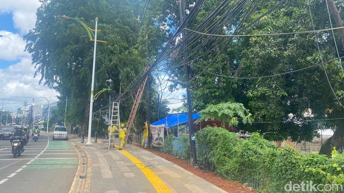 Kabel yang Menjuntai sampai Tiang Miring di Tebet Jaksel Mulai Dirapikan