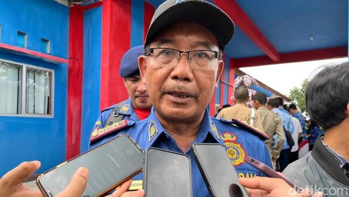 Kadis Damkar Lombok Barat, Suherman. (Foto: M Zahiruddin/detikBali)