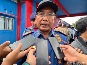 Prank! Warga Lapor Kebakaran di Lombok Barat, Ternyata Pekerja Bakar Aspal
