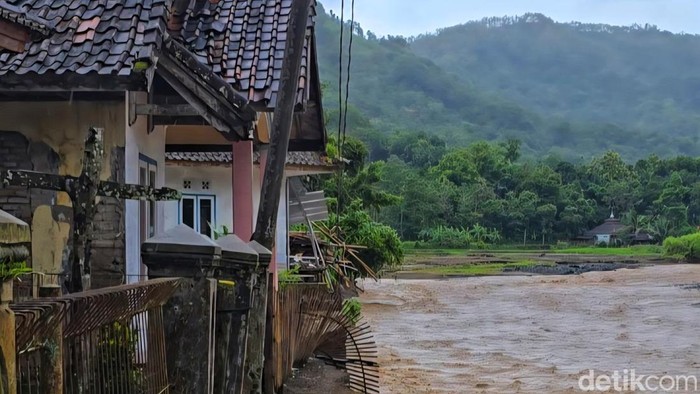 Arus Deras Isolasi Cisarua, Wabup Sukabumi Fokuskan Nakes-Makanan