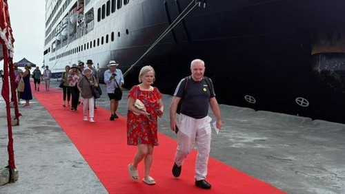 Kapal pesiar MV Azamara Pursuit bersandar di dermaga Pelabuhan Celukan Bawang, Kecamatan Gerokgak, Buleleng, Rabu (17/12/2025).