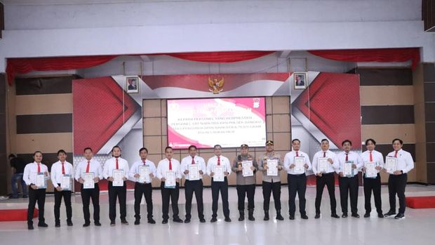 Kapolres Rohil AKBP Isa Imam Syahroni memberikan penghargaan kepada 22 personel atas pengungkapan 79,9 kilogram sabu. Kapolres Rohil AKBP Isa Imam Syahroni memberikan penghargaan kepada 22 personel atas pengungkapan 79,9 kilogram sabu, Rabu (17/12/2025).