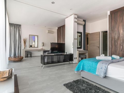 Kasur putih dengan selimut warna cyan terang Kasur putih dengan selimut warna cyan terang