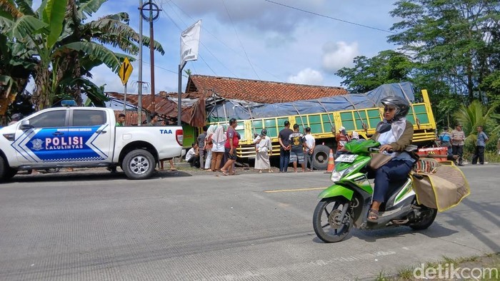 Truk Rem Blong Gasak Bus-2 Motor di Ajibarang Banyumas, 1 Orang Tewas