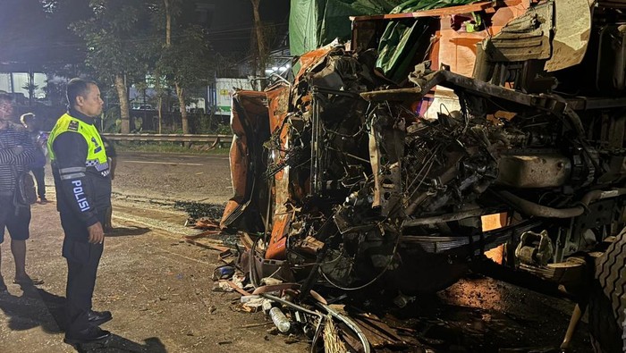 Laka Karambol 2 Tronton dan 1 Truk di Kranggan Temanggung, 1 Orang Tewas
