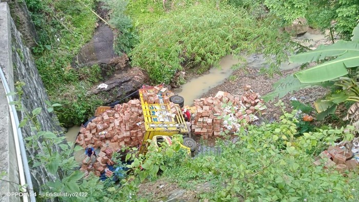 Sopir Ngantuk, Truk Muatan Snack Terjun ke Sungai Mandan Wonogiri
